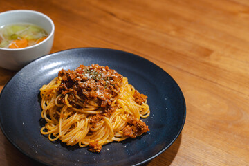 ミートソースパスタと木目の余白