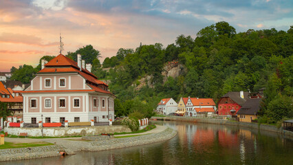 Obraz premium Scenic Vltava River bend and historical buildings in Cesky Krumlov, Czech Republic