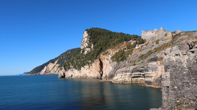 Paysage de c&ocirc;te &agrave; Portovenere / Porto Venere (La Spezia), en Ligurie, avec vue sur le ch&acirc;teau / castello Doria, au bord de la falaise surplombant la mer Ligure / Ligurienne (M&eacute;diterran&eacute;e) (Italie)
