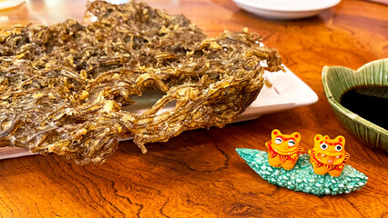 沖縄の郷土料理・揚げたてサクサクのもずく天ぷら