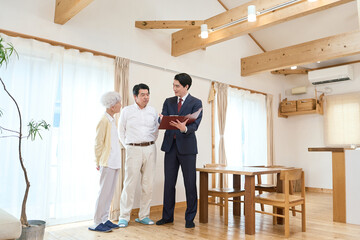 部屋の内見をするアジア人シニア夫婦