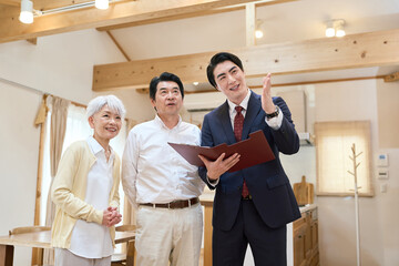 部屋の内見をするアジア人シニア夫婦