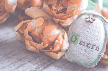 Dekoration mit Osterei Schriftzug Ostern Tulpen und  Platz f&uuml;r Text