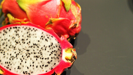 カットした新鮮なドラゴンフルーツの果肉とコピースペース