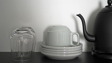 モダンなキッチン コップ、電気ケトル、マグカップ