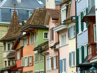 Obraz premium Typical residential buildings in downtown Zurich with their colorful facades.