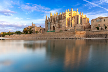 Kathedrale La Seu in Palma de Mallorca im Morgenlicht © nemo1963