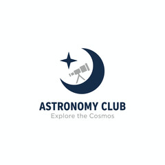 Obraz premium A logo featuring a dark blue crescent moon with a star and a telescope, with the club's name below