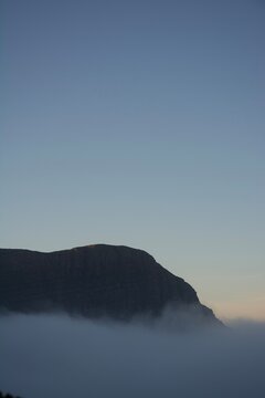 Pic rocheux &eacute;mergent de la brume matinale, montagnes fran&ccedil;aises