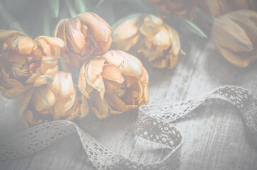 Dekoration romantisch Tulpen und Spitzenband