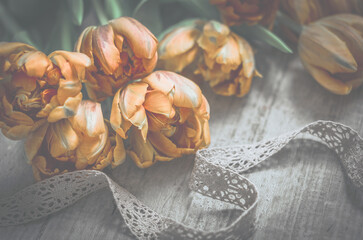 Dekoration romantisch Tulpen und Spitzenband