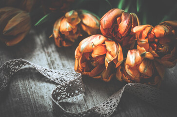 Dekoration romantisch Tulpen und Spitzenband
