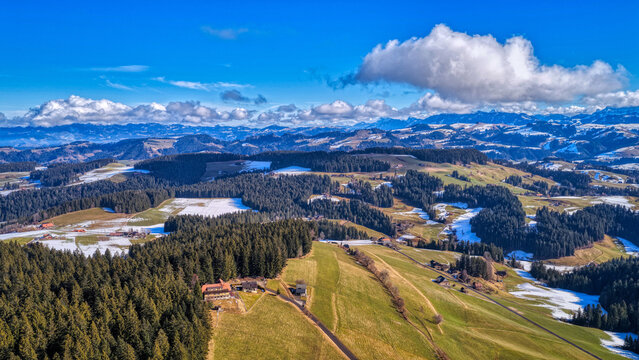 Chuderh&uuml;si, R&ouml;thenbach im Emmental, Kanton Bern, Schweiz, Luftaufnahme Februar 2026