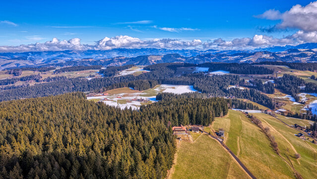 Chuderh&uuml;si, R&ouml;thenbach im Emmental, Kanton Bern, Schweiz, Luftaufnahme Februar 2026