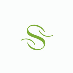 Obraz premium Elegant and stylized green calligraphic letter S initial on a clean white background. Modern alphabet character as a versatile design element.