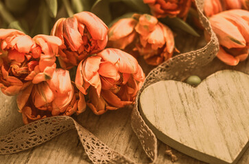 Dekoration mit Herz Tulpen und Spitzenband