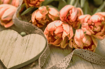 Dekoration mit Herz Tulpen und Spitzenband