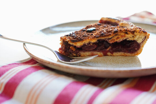 自家製の焼きたてのチェリーパイとフォーク