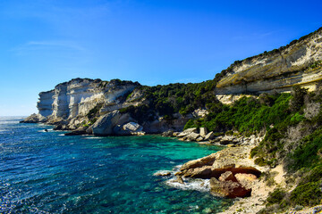 &Eacute;clat turquoise sur les falaises de Corse 