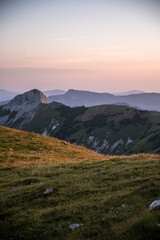 Obraz premium Sonnenaufgaben über Berg