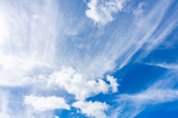 c&eacute;u azul com nuvens brancas