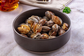Steamed vongole clams with spices © Andrei Starostin