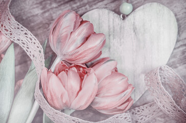 Dekoration mit Herz Tulpen und Spitzenband