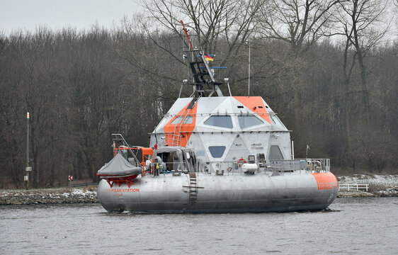Forschungsschiff TARA POLAR STATION f&auml;hrt im Nord-Ostsee-Kanal	
