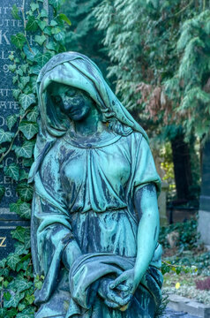 Trauernde Skulptur auf einem historischen Friedhof in K&ouml;ln