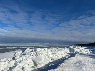 Winterliche Ostsee mit Packeis auf Usedom