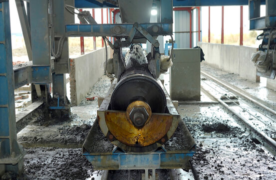 Industrial Crane Lifting Concrete Pile Mold