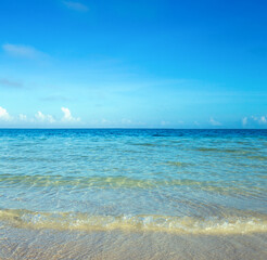Obraz premium Beautiful sky and blue sea