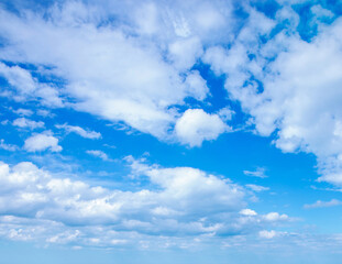 Obraz premium White clouds in blue sky