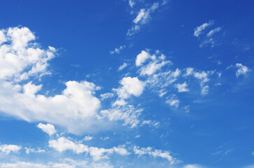 Obraz premium White clouds in blue sky