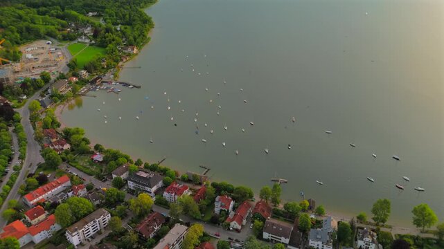 Luftaufnahme von Herrsching am Ammersee mit See, Yachten, Boote, Ufer, Sommer, idyllische Landschaft, Voralpensee, klarer Himmel, Erholung, Urlaub, Natur, touristisches Ziel nahe Muenchen