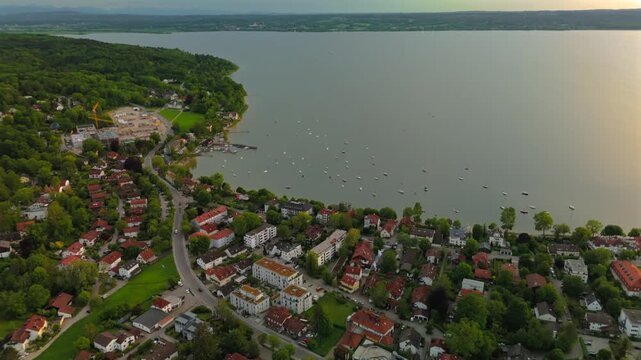 Top Ansicht von Herrsching am Ammersee mit Hafen, Promenade, traditionellen Haeusern, laendlicher Umgebung, sonnigem Sommertag, Wasserreflexionen, Abenteuer, Segeln, Freizeit, malerischer See, Bayern