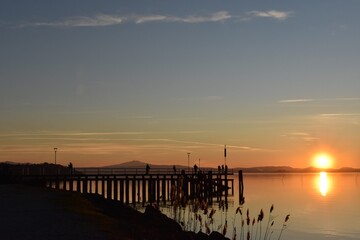 Obraz premium tramonto al molo d'inverno