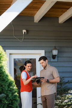 The courier delivers the parcel