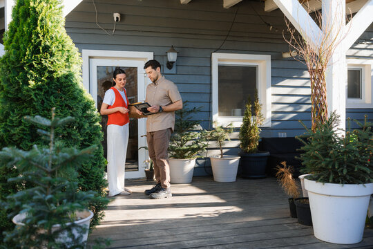 The courier delivers the parcel