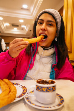 Enjoying Churros in Granada Caf&Atilde;&copy;