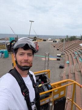 UGC Selfie WORKER on aerial platform