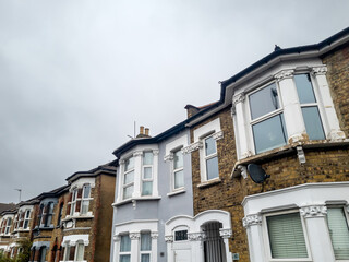 Obraz premium A street view of Victoria style residential terrace houses in a London suburb.