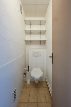 Small and white bathroom and Minimalistic Design