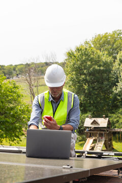 House Solar Panel engineer worker laptop 