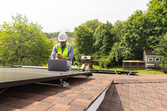 House Solar Panel engineer worker laptop roof 