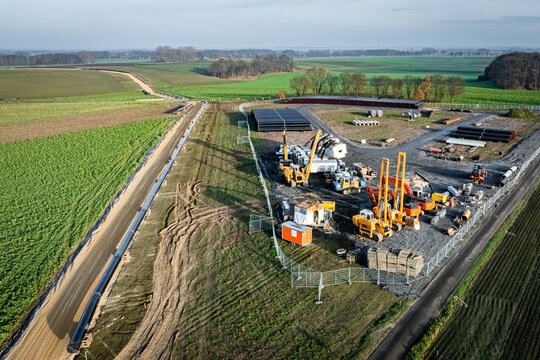 Neubau einer Methangas-Pipeline, Lager - und Verteiplatz f&uuml;r die Stahlrohre und die erforderlichen Baumaschinen - Luftbild.