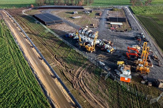 Neubau einer Methangas-Pipeline, Lager - und Verteiplatz f&uuml;r die Stahlrohre und die erforderlichen Baumaschinen - Luftbild.