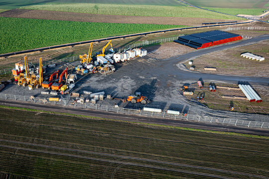 Neubau einer Methangas-Pipeline, Lager - und Verteiplatz f&uuml;r die Stahlrohre und die erforderlichen Baumaschinen - Luftbild.