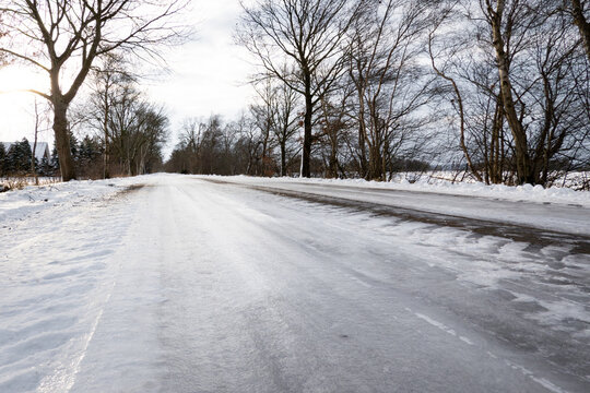 Wintereinbruch - vereiste Landstrasse, Nahaufnahme aus der Froschperspektive.