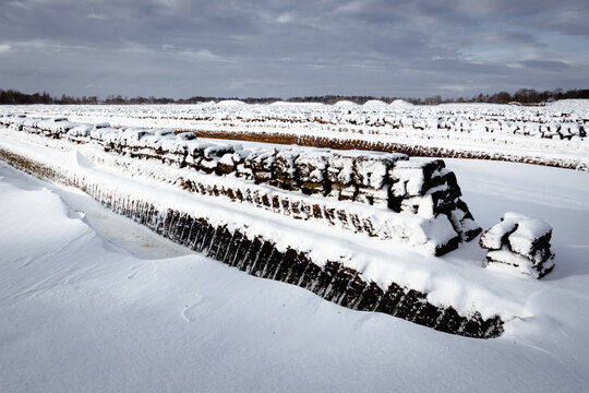 Winter im Moor - gestochener Torf mit einer dicken Schneeschicht bedeckt, Symbolfoto.